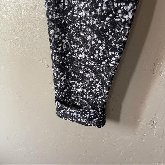 COPY - Lululemon | jet crop in shimmy shimmer black white - Picture 5 of 10